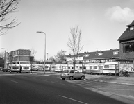 51933 Gezicht op het Caravan Centrum de Amsterdamsestraatweg tussen de panden 699D (rechts) en 701 te Utrecht met op de ...
